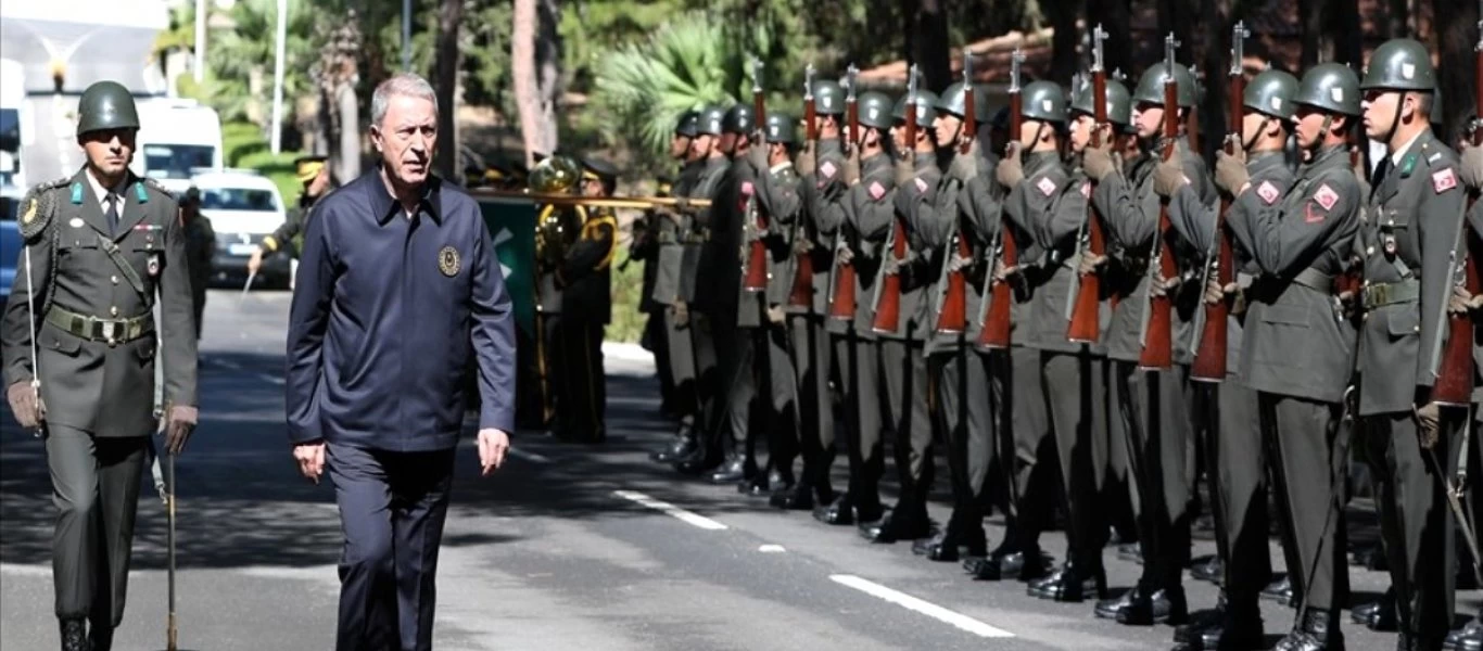 Στην κατεχόμενη βόρεια Κύπρο ο Τούρκος ΥΠΑΜ Χ.Ακάρ μαζί με τους αρχηγούς των Επιτελείων